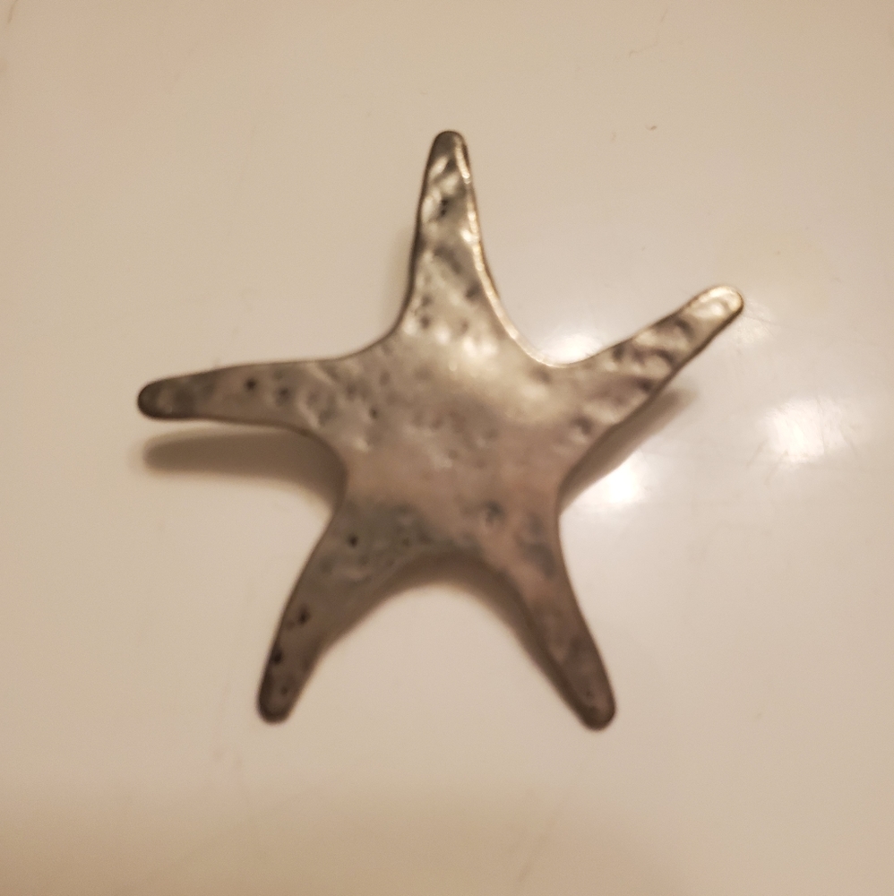 Silvertone starfish pendant